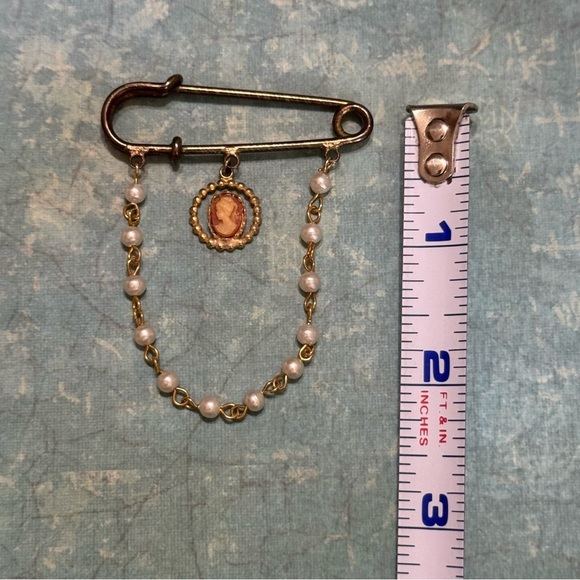 VINTAGE CAMEO AND FAUX PEARL PIN - Picture 3 of 8